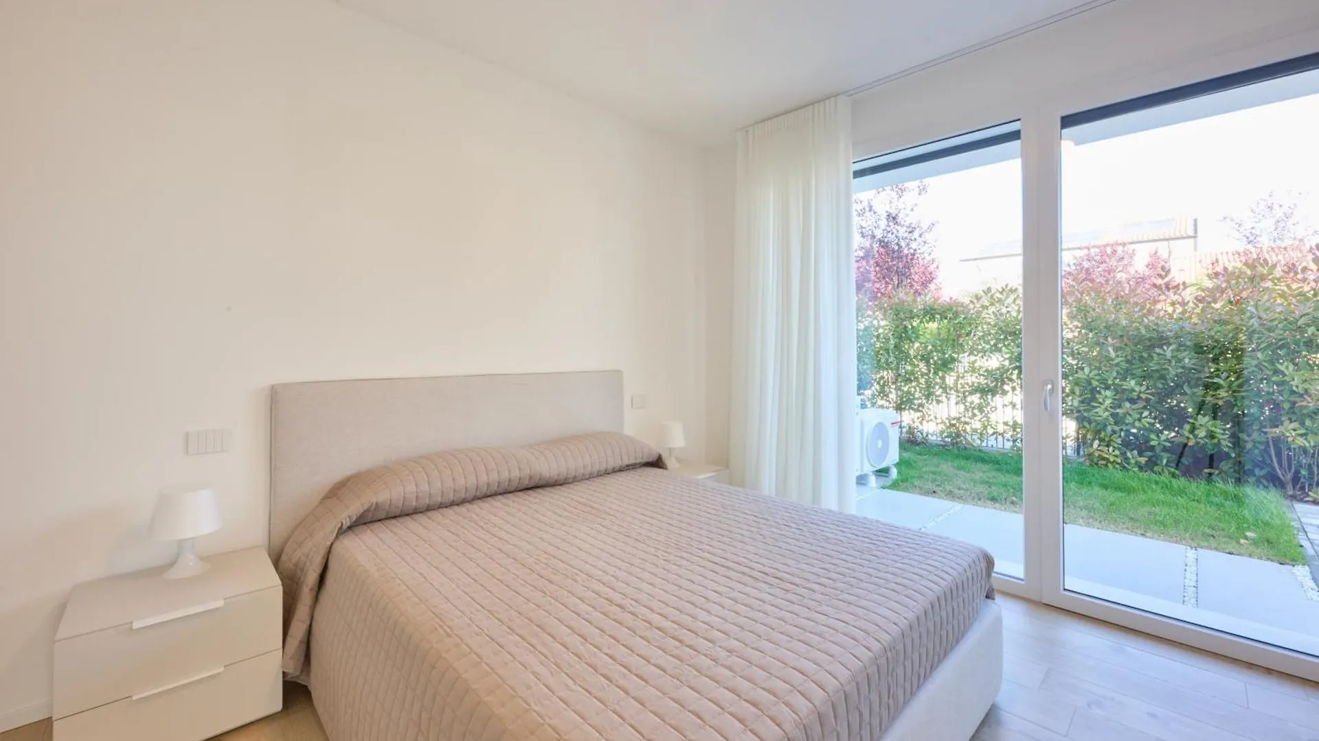 Venice Beach Apartments ليدو دي يسولو 0*,